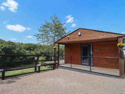 Hartshill House | The Cabin - Private Car Park with CCTV - Fast WiFi - Contractor Friendly - Nature & Wildlife Retreat for Business Stays or Relaxing Couples Getaways