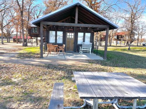 Elm Mott Ski Chalet | The Cardinal Cabin 15MIN to Magnolia Baylor