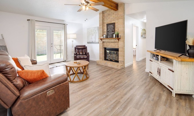Bryan House | The Carr Corner-3 bedroom house in Bryan. Mid term & Long term rentals welcome