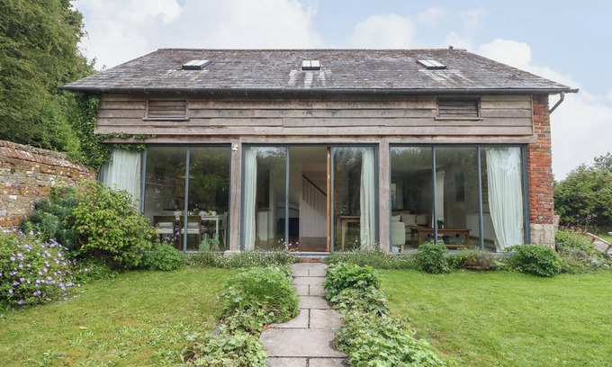 Ebbesborne Wake Cottage | THE CART BARN, pet friendly, with a garden in Ridge
