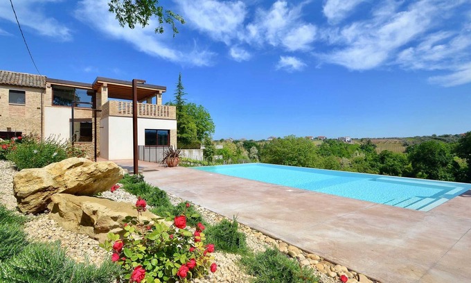 Crecchio Bed & Breakfast | The Casa del Toro - Borgo Baccile by Vini Fantini