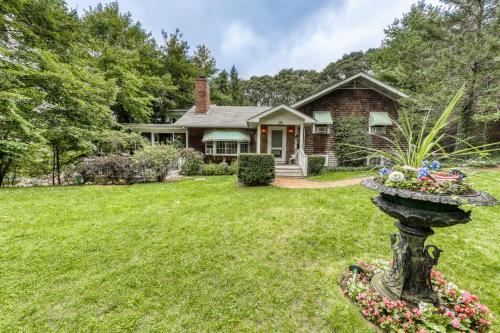 Vineyard Haven House | The CAVU Mansion on Bellevue