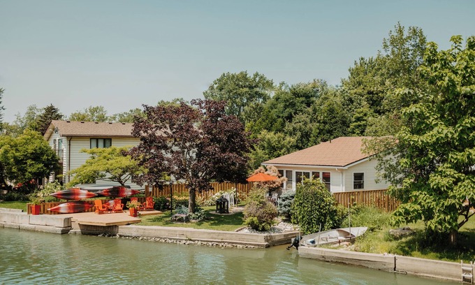 Kingsville House | The Cedar House. Minutes from the lake, wineries and golf. www.thecedarhouse.ca