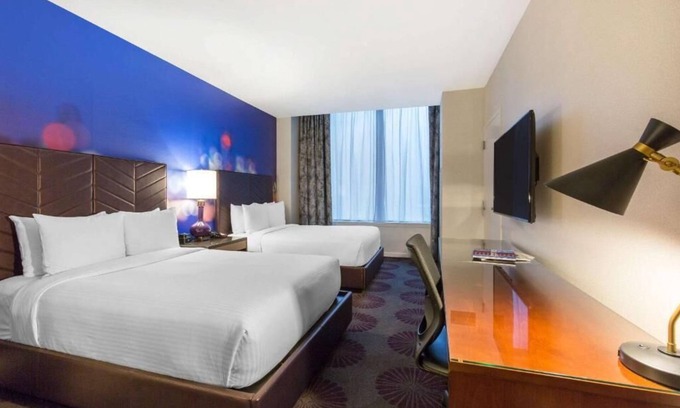 Downtown Chicago Hotel | The Chicago Hotel Collection, Mag Mile, Deluxe Double Queen - Premium Option