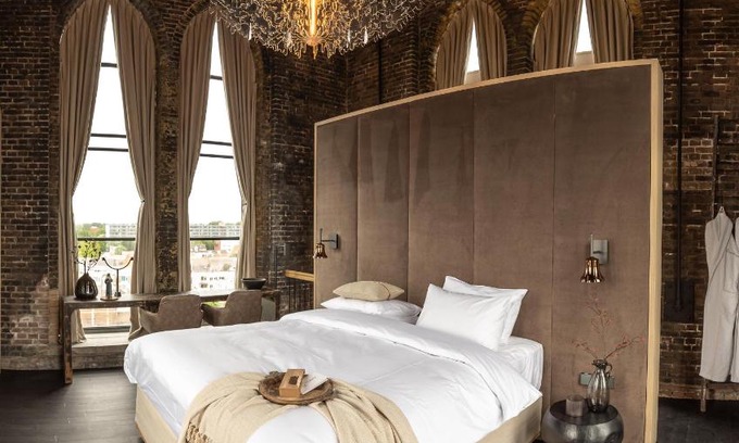 Weesp Hotel | The Clock Tower