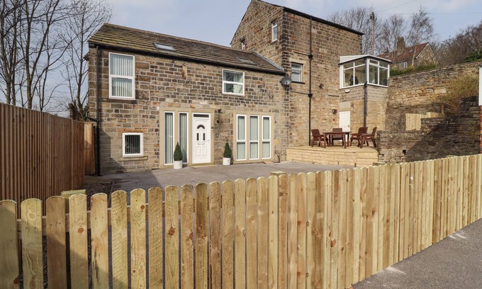 Keighley Cottage | THE COACH HOUSE, pet friendly in Riddlesden
