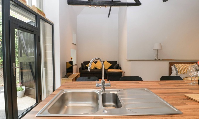 Witchampton Cottage | THE COACH HOUSE, pet friendly, with hot tub in Wimborne Minster