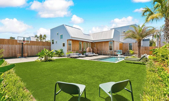 Lower Ninth Ward Hotel | The Cocodrie | Private 12BR Hotel - Pool, Spa