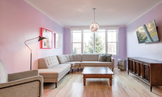 Ahuntsic Apartment | The Color House | Subway | AC | Free Parking | Near a Metro Station