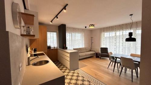Cluj-Napoca Apartment | The Comfy Nest - Parking, King Size Bed, Smart Tv