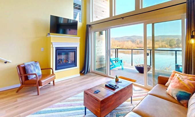 Seaside Villa | The Commons Pond View Assignment 1