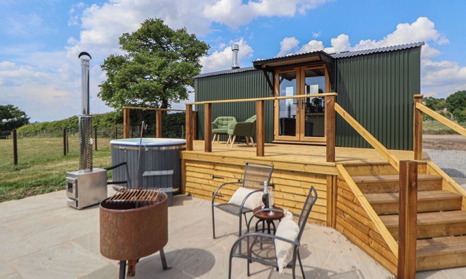 Sugnall Cottage | THE COOP, pet friendly, with hot tub in Woore