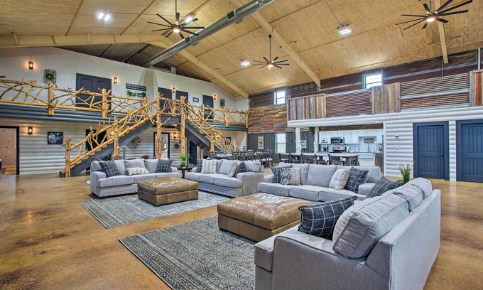 Calera House | 'The Copper Roost': Lake Texoma Escape w/Hot Tub