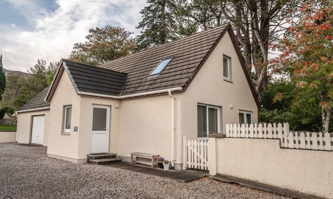 Poolewe Cottage | THE COTTAGE AT CORRINESS HOUSE, character holiday cottage in Poolewe