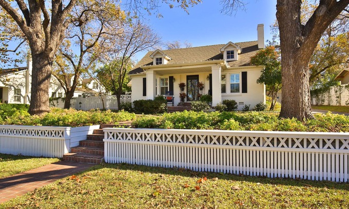 Sayles Blvd. Area House | The Cottage at Eleven09-A Fine Guest Experience in Historic Abilene