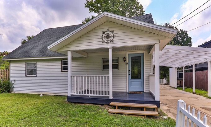 Homosassa Cottage | The Cottage on the Creek 3brm with kayaks