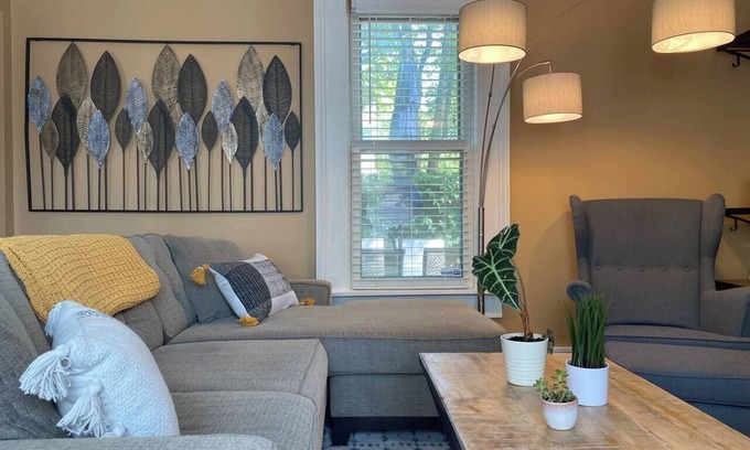 Victorian Village House | The Cottage | Parking + Private Patio + Fast WiFi