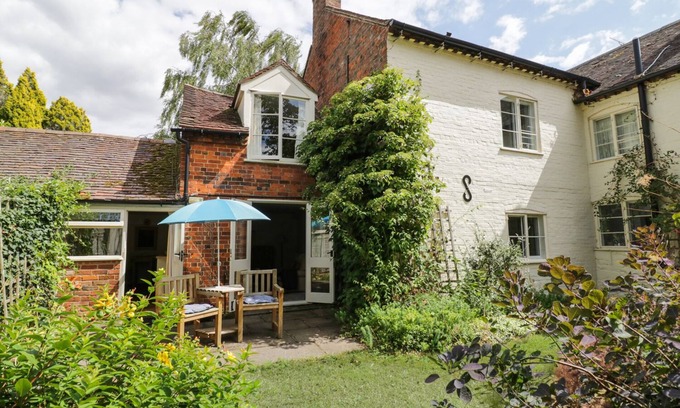 Pershore Cottage | THE COTTAGE, with a garden in Elmley Castle