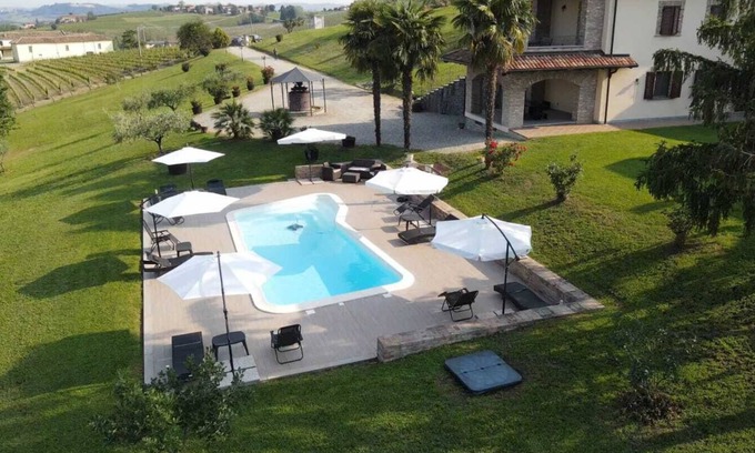 Calosso House | The Country House, breathtaking views of the vineyards