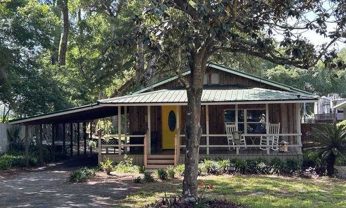 Wildwood House | The Country Porch in Wildwood Florida - A stones throw away from The Villages!