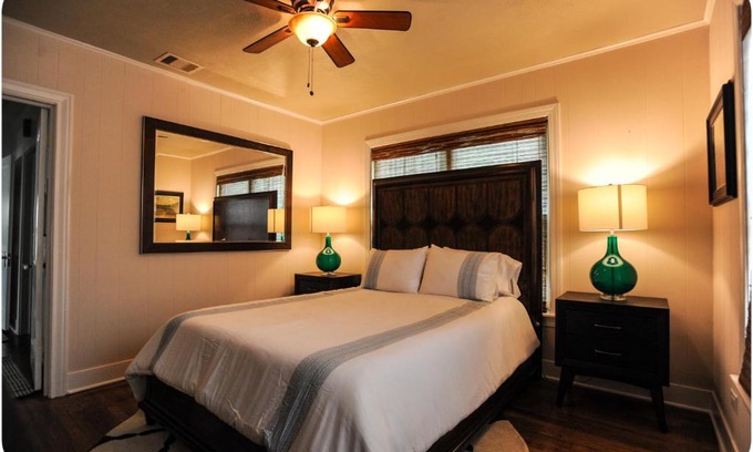 South Central Houston House | The Coyle Cabin - Close to Downtown, Stadiums, U of H, Med Center