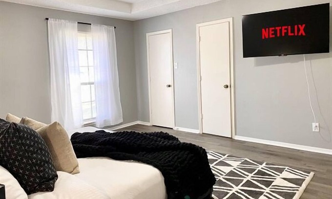 North Richland Hills House | The Cozy Corner - NFLX - Arcade - FencedYard
