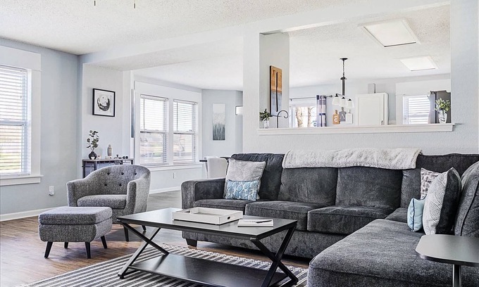 Brownsburg House | The Cozy Charcoal Cottage - w/Garage