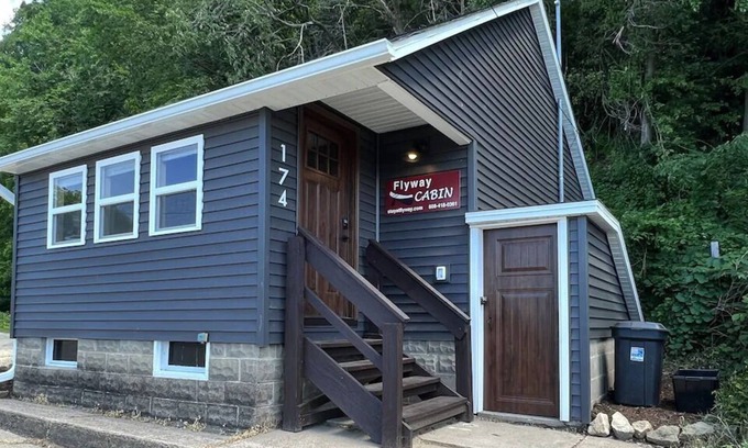 Fountain City Cabin | The “Cozy” Flyway Cabin on the Great River Road!