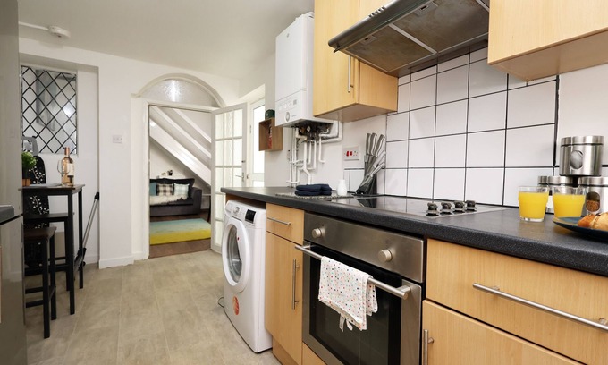 Plasnewydd House | The Cozy Home | 11min Walk to Cardiff Central | Linen + Parking Provided |