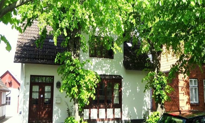 Arnis House | The cozy vacation property "Altes Kapitänshaus" in Arnis, the smallest town in Germany, scores not only with its unique location on this romantic peninsula, but also with a 1,000 square meter waterfront property with its own boat.