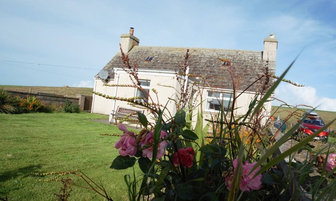 South Ronaldsay House | THE CROFT-3 Bed Holiday Cottage, stunning location, short walk to beach, Pets OK
