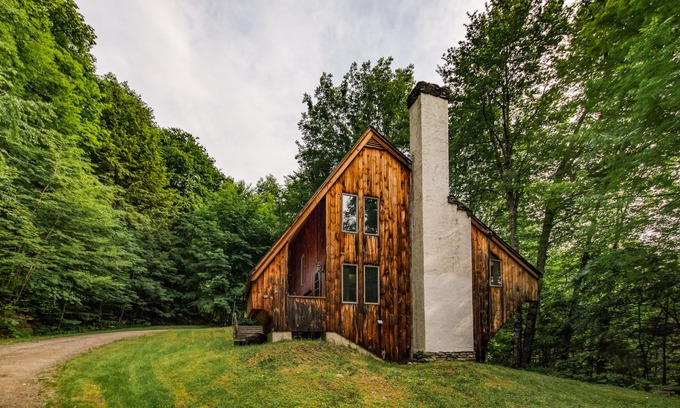 Stockbridge House | "The Crooked House" with A/C and sauna on private wooded lot near Killington