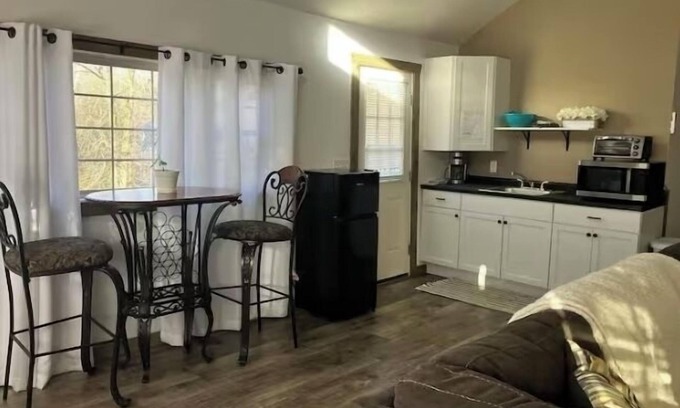 Aurora House | The Cubby Hollow w hot tub in the quaint village of Aurora