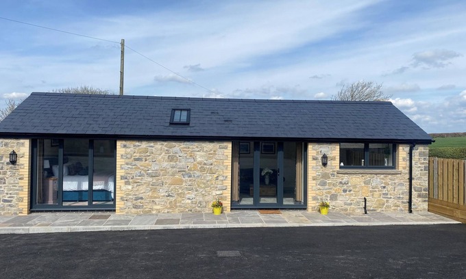 Vale of Glamorgan Cottage | THE CWTCH, pet friendly, with hot tub in St Brides Major