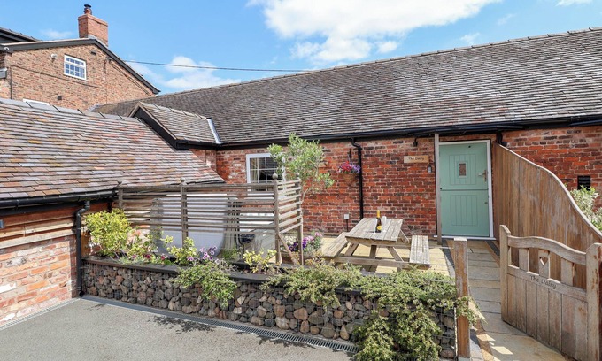 Wimbolds Trafford Cottage | THE DAIRY, romantic, with hot tub in Chester