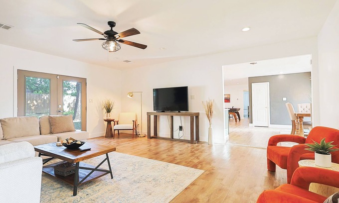 Northwest Dallas Bed & Breakfast | The Dallas Hub- Close to Food, Fun & Attractions!
