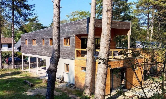 Quend Villa | The datcha in the trees, modernist villa