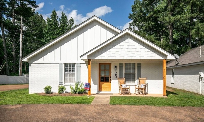 Oxford House | The David, Discounted rate for S. Carolina game!