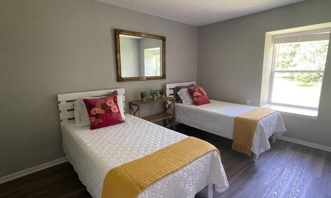 Hamilton Apartment | The Deannie Apt #6 - Simple and Homey 2bd w/WiFi