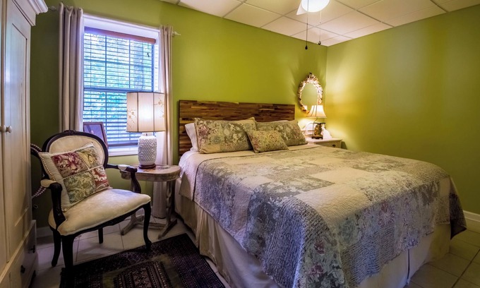 Crane Hill Apartment | The Dock Suite at Smith Lake, Alabama