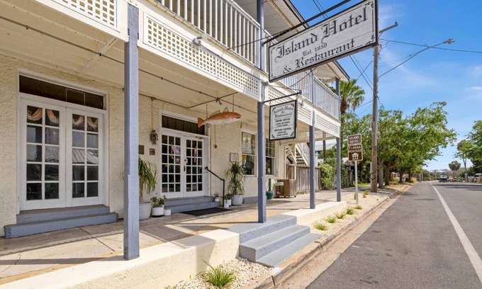 Cedar Key Hotel | The Downtown Historic Island Hotel