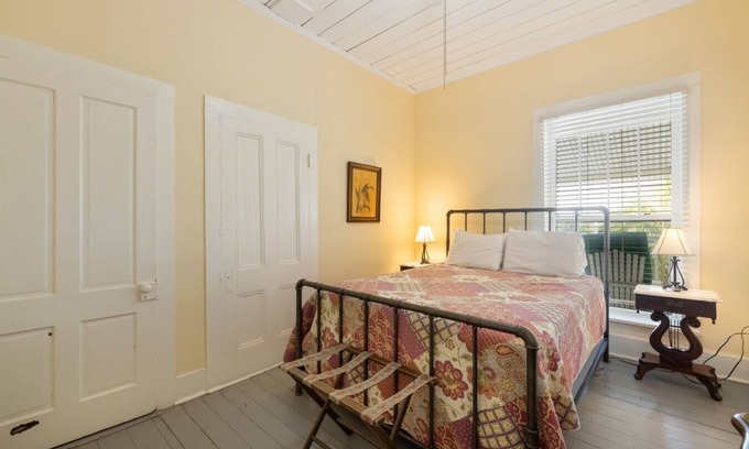 Cedar Key Hotel | The Downtown Historic Island Hotel