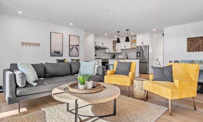 Southeast Calgary House | The Duke | Spacious | Upscale | Close to DT