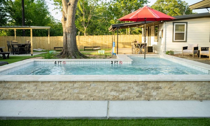 College Station House | The Dunn Right - Pool, Game Room, Yard Games, 1.5 Miles to TAMU