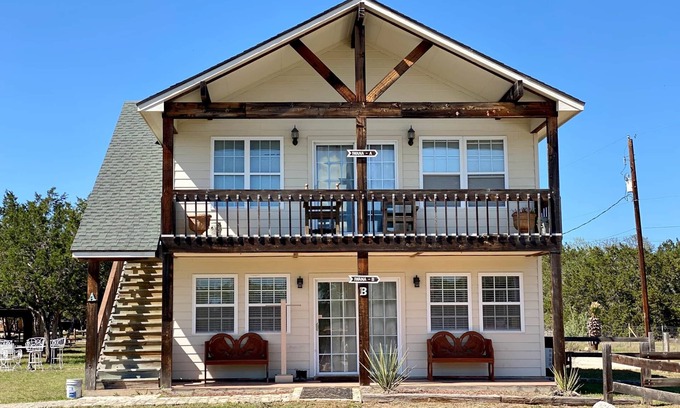 Ingram House | The East House, 2-Level, 3BR/2BA, Sleeps 8, Balcony, Porch