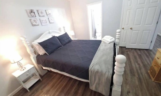 Anderson Apartment | The East Side Stay Entire Unit