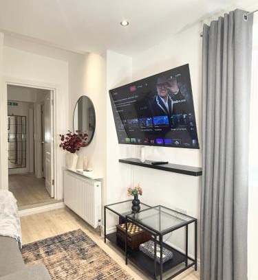 Northampton Apartment | 'The Elegant Comfort' - A Stunning Luxury 2-Bed Flat with Private Garden & Patio - Free Parking