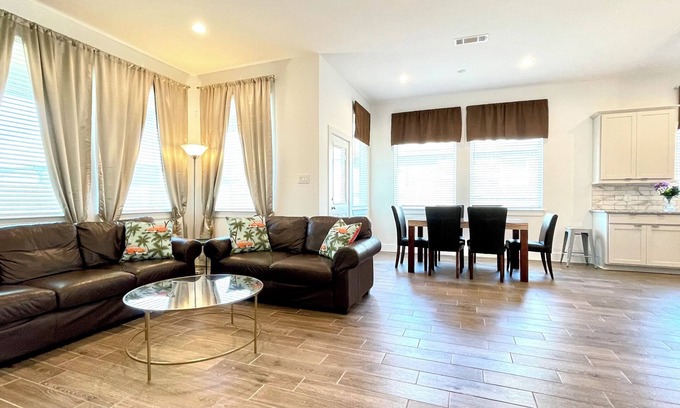 Rosenberg House | The elegant home at 5 star location close to highway 59 within beautiful park