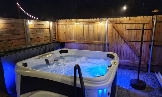 Norman House | The Elwood- 2 Miles to OU on Main St with Hot Tub!