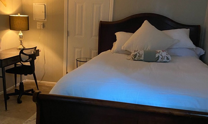 St. James House | THE ENTIRE HOUSE IS NO LONGER AVAILABLE. ROOMS ONLY. PETS WELCOME